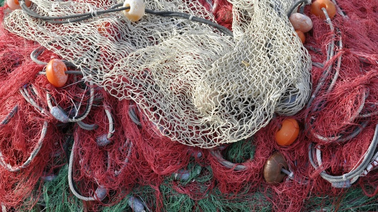 Ελληνικό πρόγραμμα μετατρέπει τα «δίχτυα-φαντάσματα» των θαλασσών μας σε βραβευμένα έπιπλα και αντικείμενα
