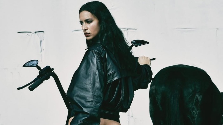 Irina Shayk: Οι νέες αποκαλυπτικές λήψεις που μοιράστηκε στο Instagram από επαγγελματική φωτογράφιση
