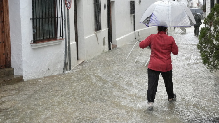 Μία νεκρή στις πλημμύρες στην Ισπανία, το ΙΧ της παρασύρθηκε από χείμαρρο