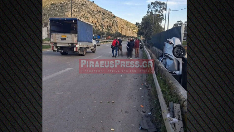 Τρομακτικό τροχαίο στο Σχιστό, αυτοκίνητο παρέσυρε πεζό και κατέληξε σε χαντάκι