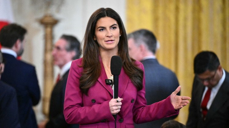 Ποια είναι η Κέιτλιν Κόλινς, η «αγέλαστη δημοσιογράφος» που δεν φοβάται να στριμώξει τον Τραμπ
