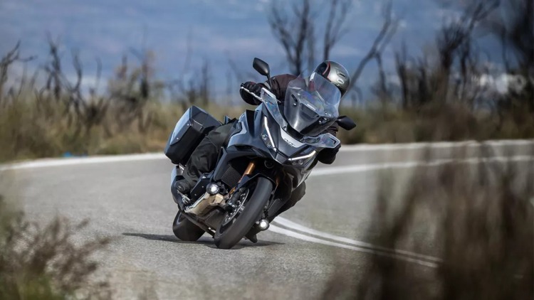 Δοκιμάζουμε την ταξιδιάρα Honda NT1100 - Πόσο κοστίζει στην Ελλάδα;
