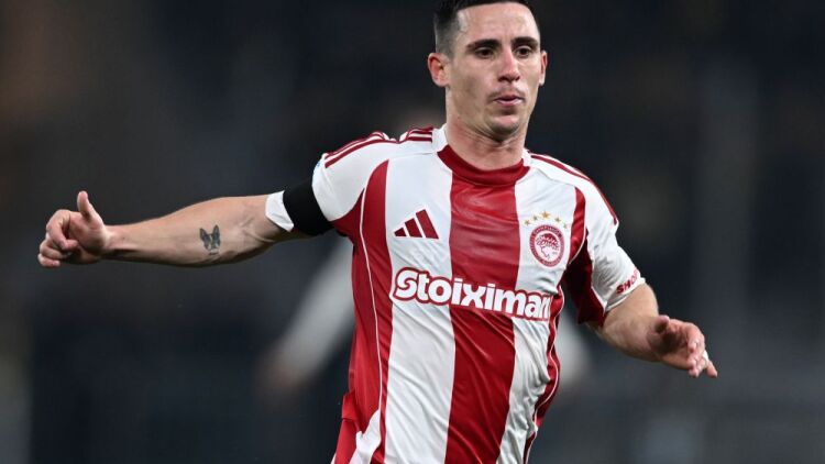 ΑΕΚ: Καταγγελία εναντίον του Ποντένσε για ρίψη ομπρέλας στην κερκίδα!