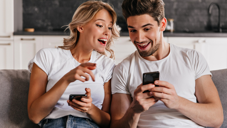 Ένα νέο trend στα social media θέλει τους άντρες να κρατούν σημειώσεις για τις συντρόφους τους