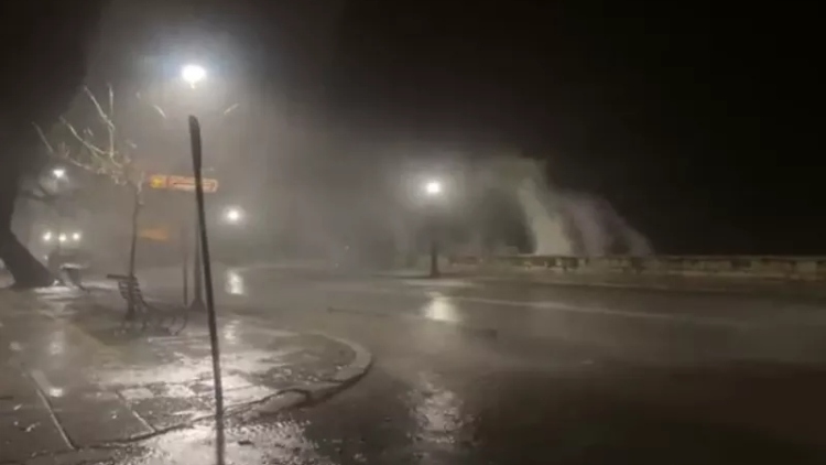 Κέρκυρα: Νέο βίντεο από το σφυροκόπημα της κακοκαιρίας, έγινε η νύχτα μέρα, τα κύματα βγήκαν στη στεριά