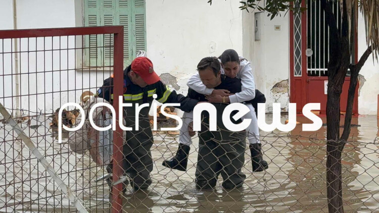 Πυροσβέστες μετέφεραν στα χέρια οικογένεια από πλημμυρισμένο σπίτι στον Πύργο, δείτε βίντεο και φωτογραφίες 