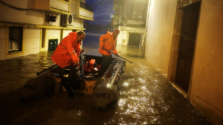 Ένας νεκρός στην Πορτογαλία εξαιτίας των πλημμυρών που προκάλεσε η καταιγίδα Λεονάρντο 