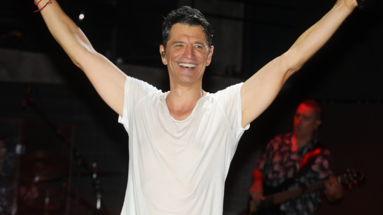 Ο πατέρας του Σάκη Ρουβά πρωταγωνιστεί σε θεατρική παράσταση: Ήρθαν να με δουν τα εγγόνια και οι γιοι μου