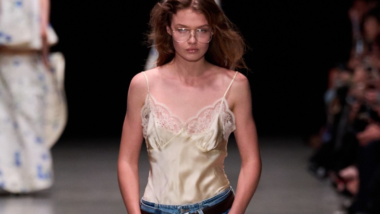 Πέντε τάσεις στα τζιν για την άνοιξη του 2026
