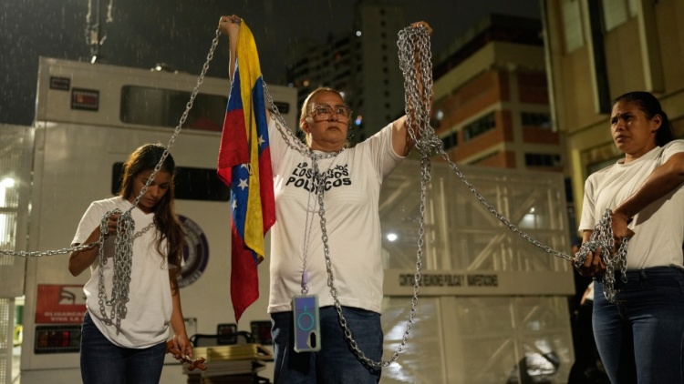 Αποφυλακίστηκαν 17 πολιτικοί κρατούμενοι στη Βενεζουέλα μετά τις δεσμεύσεις της υπηρεσιακής κυβέρνησης 