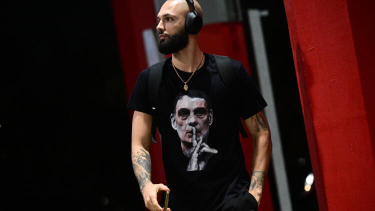 Απόλυτη στήριξη σε Μπαρτζώκα από τον Φουρνιέ: Φορώντας t-shirt με το πρόσωπο του προπονητή του έφτασε στο ΣΕΦ ο Γάλλος 