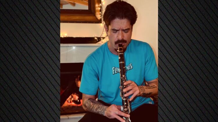 Ο Άρης Μουγκοπέτρος έπαιξε κλαρίνο με δύο δάχτυλα, δείτε βίντεο