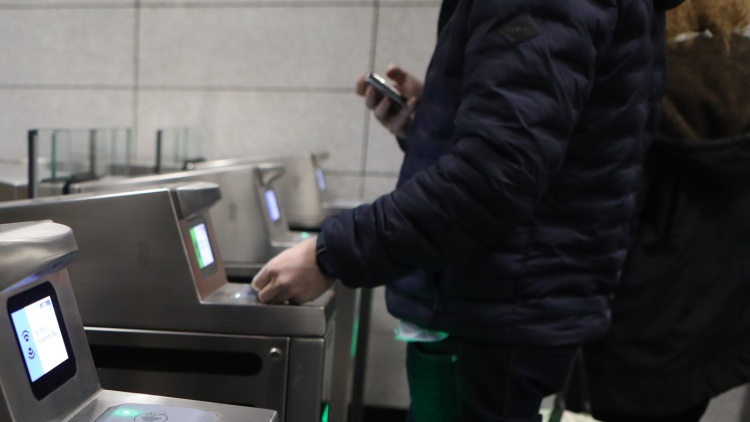 Στα €100 το πρόστιμο για όσους δεν κόβουν εισιτήριο στις αστικές συγκοινωνίες, έως €40.000 για φθορές σε ΜΜΜ και σιδηρόδρομο