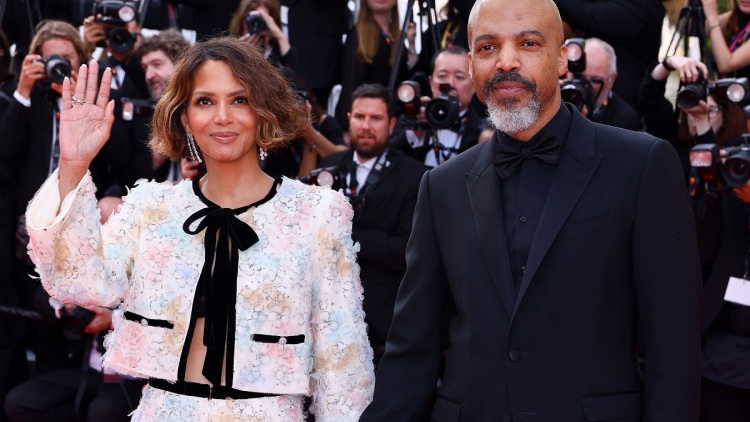 Χέιλ Μπέρι: Έρχεται τέταρτος γάμος - Πώς συνδέονται οι προηγούμενες σχέσεις με την κακοποιητική ηλικία της