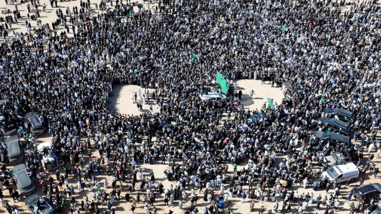 Πλήθος νοσταλγών του Μουάμαρ Καντάφι στην κηδεία του γιου του