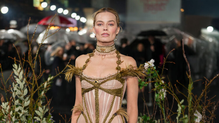 Μάργκοτ Ρόμπι: Με ημιδιάφανο φόρεμα, κορσέ και κεντητό τσόκερ στην πρεμιέρα για τα «Ανεμοδαρμένα Ύψη»