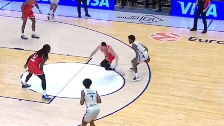 H φάση της αγωνιστικής στην Euroleague: Ο Μοντέρο «χόρεψε» τον Μίτσιτς, τον έριξε στο παρκέ και σκόραρε, δείτε βίντεο