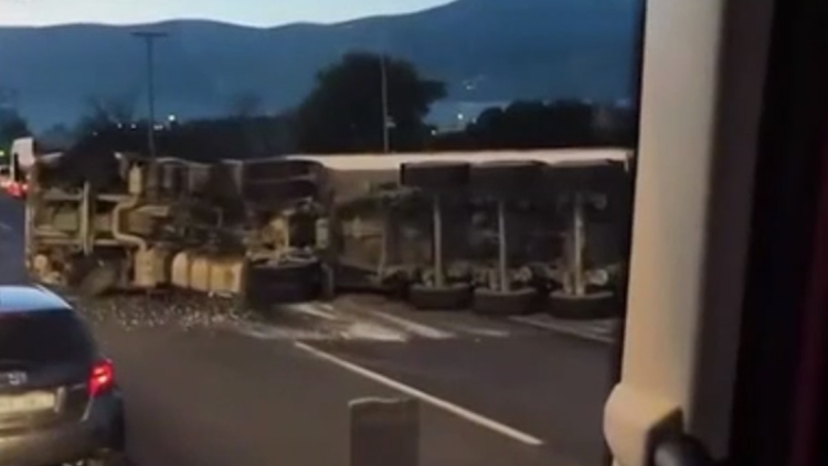 Κίνηση τώρα: Κλειστές δύο λωρίδες στην Αθηνών - Λαμίας στο ύψος του Αυλώνα από ανατροπή φορτηγού