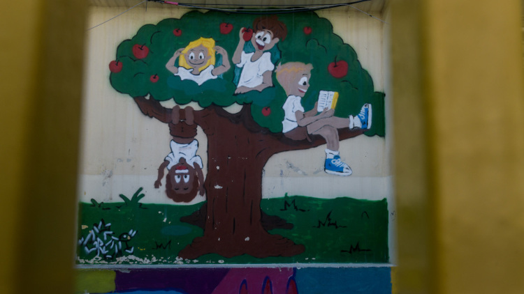 Καταγγελία για πτώση κεραμιδιών σε προαύλιο σχολείου στην Ηλιούπολη ενώ έπαιζαν μαθητές
