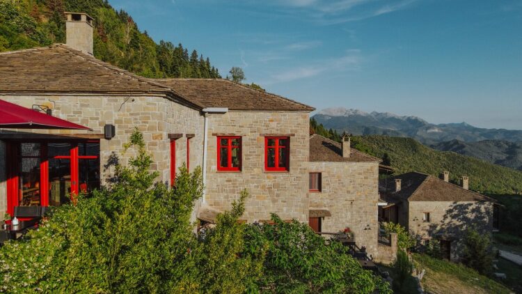 10 ξενώνες για δύο στην Ελλάδα με ζεστή ατμόσφαιρα, ρομαντισμό και θέα σε ειδυλλιακά τοπία
