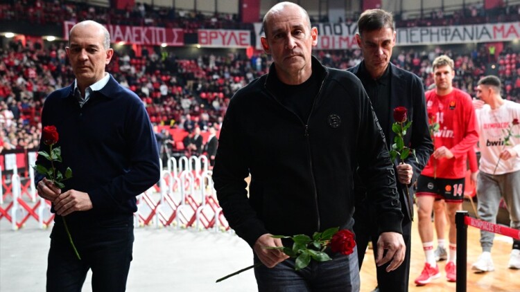 Αγγελόπουλοι, Μπαρτζώκας και η ομάδα του Ολυμπιακού τίμησαν στο ΣΕΦ τη μνήμη των θυμάτων της τραγωδίας της Θύρας 7