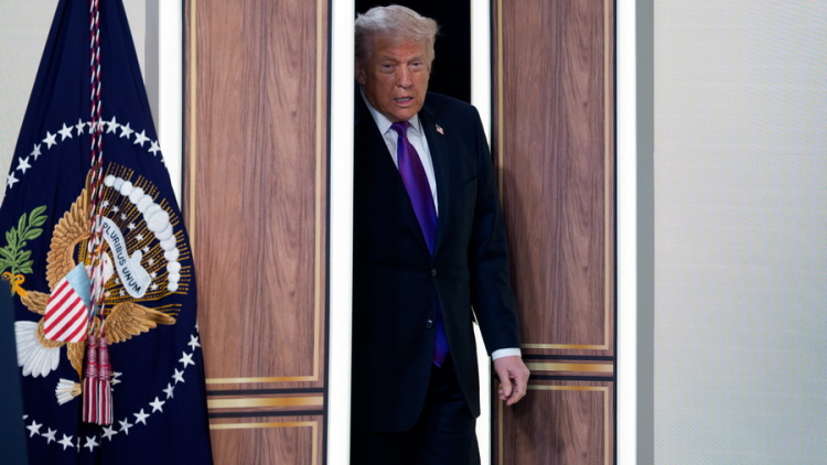 Ο Τραμπ διέγραψε από τον λογαριασμό του το βίντεο που δείχνει τους Ομπάμα ως πιθήκους: «Υπάλληλος το ανέβασε κατά λάθος»