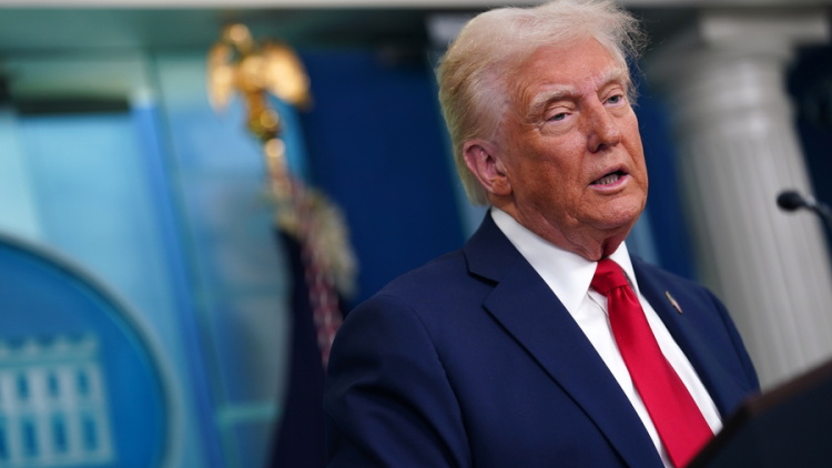 Ο  Τραμπ θέλει να δώσει το όνομά του στο αεροδρόμιο της Ουάσινγκτον και στον σιδηροδρομικό σταθμό της Νέας Υόρκης