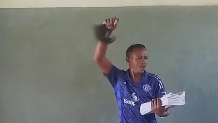 Δάσκαλος στην Κένυα μαθαίνει στους μαθητές του τον ύμνο της Μάντσεστερ Γιουνάιτεντ, δείτε βίντεο