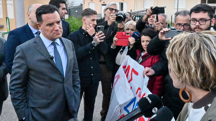 Στελέχη του ΚΚΕ διαδήλωναν στο νοσοκομείο του Άργους για τη φρεγάτα Κίμων: Ο διάλογός τους με τον Άδωνι Γεωργιάδη