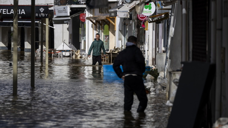 Καταιγίδα Μάρτα: Ένας πυροσβέστης νεκρός στην Πορτογαλία, χιλιάδες άνθρωποι εκκένωσαν τα σπίτια τους στην Ισπανία