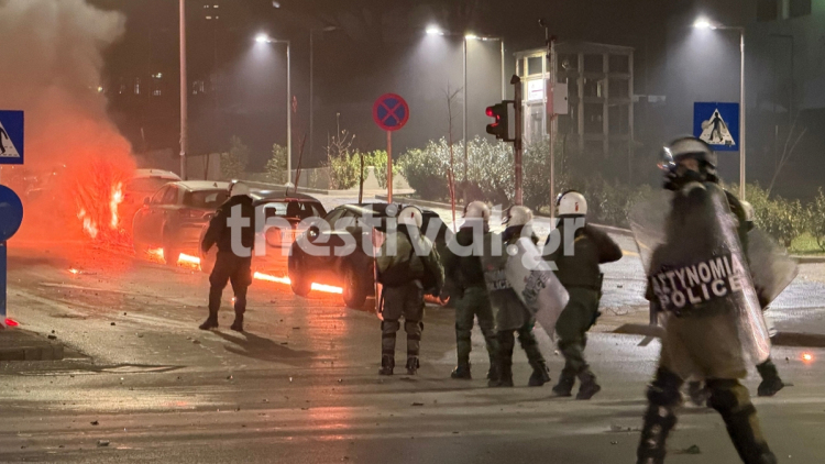 Πεδίο μάχης το ΑΠΘ: Ξεπέρασαν τις 200 οι προσαγωγές μετά τα επεισόδια με μολότοφ