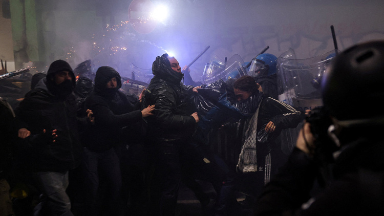 Επεισόδια στο Μιλάνο κοντά στο Ολυμπιακό Χωριό: Κροτίδες και δακρυγόνα μεταξύ αστυνομίας και διαδηλωτών, δείτε βίντεο