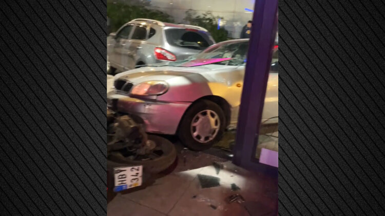 Άγιος Δημήτριος: Αυτοκίνητο πήρε παραμάζωμα μια μηχανή και «μπούκαρε» μέσα σε ίντερνετ καφέ, δείτε βίντεο