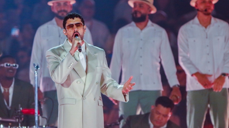Ο Bad Bunny στο half time show του Super Bowl: Η επιλογή που έχει διχάσει, ο πολέμιος Τραμπ και το «άνοιγμα» του NFL στον υπόλοιπο κόσμο
