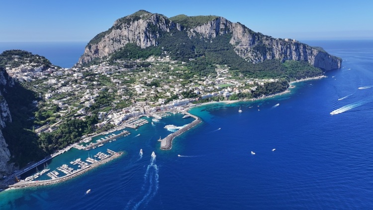 Νέα μέτρα κατά του μαζικού τουρισμού από το καλοκαίρι στο Κάπρι