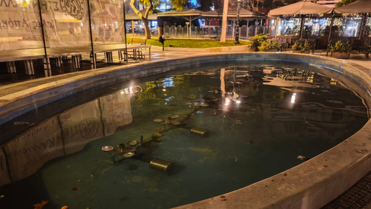 Ένα λεπτό δεν το είδα και ήταν στο συντριβάνι, ευχαριστώ από την ψυχή μου τους αστυνομικούς και τους γιατρούς, λέει ο πατέρας του 2,5 ετών κοριτσιού