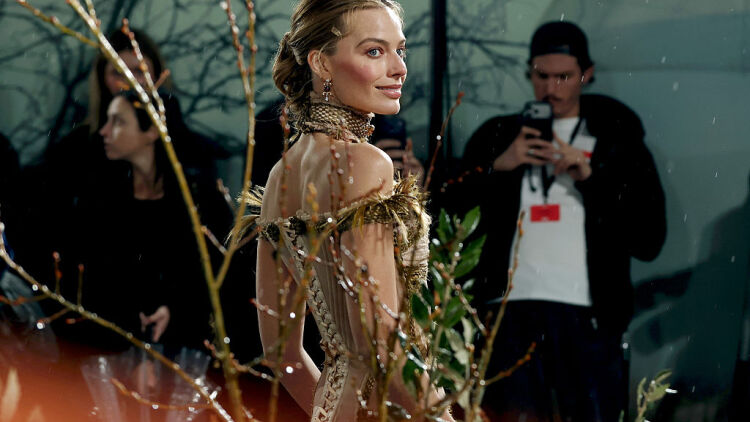 Η Μάργκοτ Ρόμπι απαντά σε όσους την κατακρίνουν για τον ρόλο της στα Ανεμοδαρμένα Ύψη και την ηλικία της