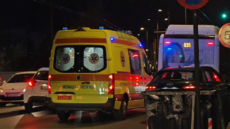 Χωρίς τις αισθήσεις του έβγαλαν κοριτσάκι 2 ετών από σιντριβάνι στην Καλλιθέα, προσπαθούν να το επαναφέρουν