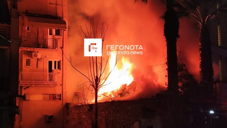 Φωτιά τώρα σε κτίριο στον Βόλο, δείτε φωτογραφίες
