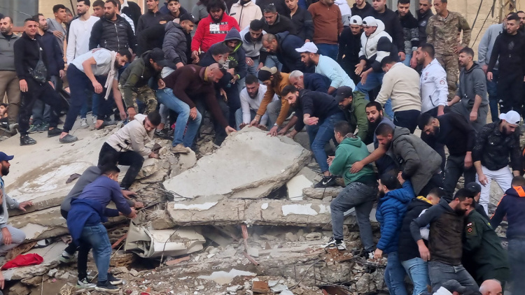 Κατάρρευση κτιρίου στον Λίβανο: Τρεις άνθρωποι βγήκαν ζωντανοί από τα συντρίμμια