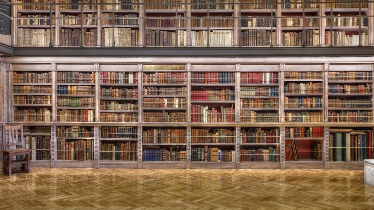 Βγαλμένη από ταινία: Μια βιβλιοθήκη στον Πειραιά μάς προσκαλεί να ανακαλύψουμε τους θησαυρούς της