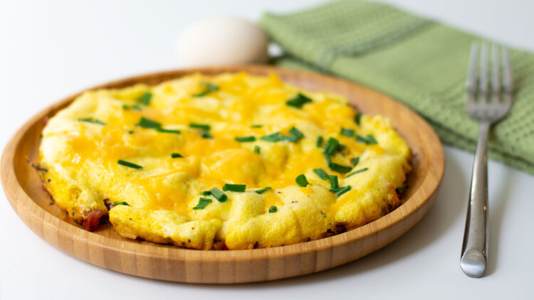 Ομελέτα μόνο με 3 υλικά: Δείτε τι φτιάχνει διάσημος σεφ σε 1 λεπτό 