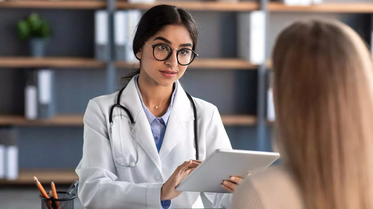 Νέες επεμβατικές μέθοδοι: Πού «σκοντάφτει» η κάλυψή τους από τα ασφαλιστικά συμβόλαια υγείας
