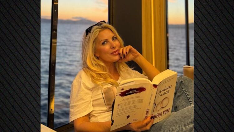 Ελένη Μενεγάκη: Η 11χρονη κόρη της, Μαρίνα Παντζοπούλου τη φωτογραφίζει στο πλοίο από Άνδρο