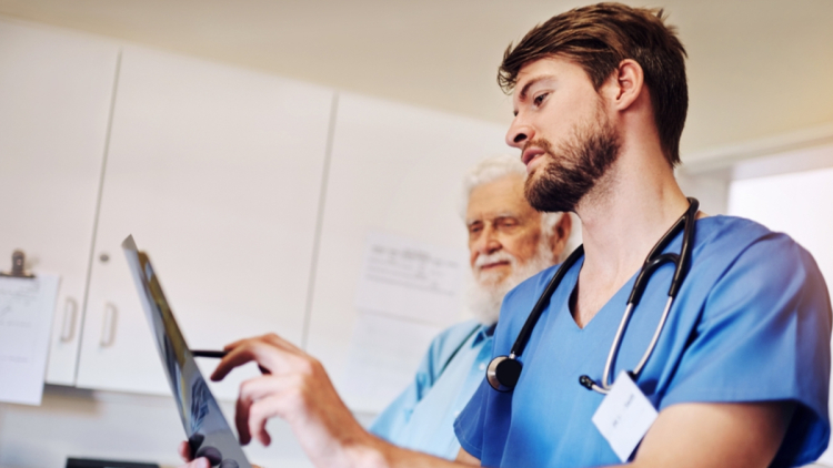 Στροφή στη νεοεπικουρική θεραπεία πριν από το χειρουργείο δείχνει η νέα ετήσια έκθεση για τον καρκίνο στις ΗΠΑ
