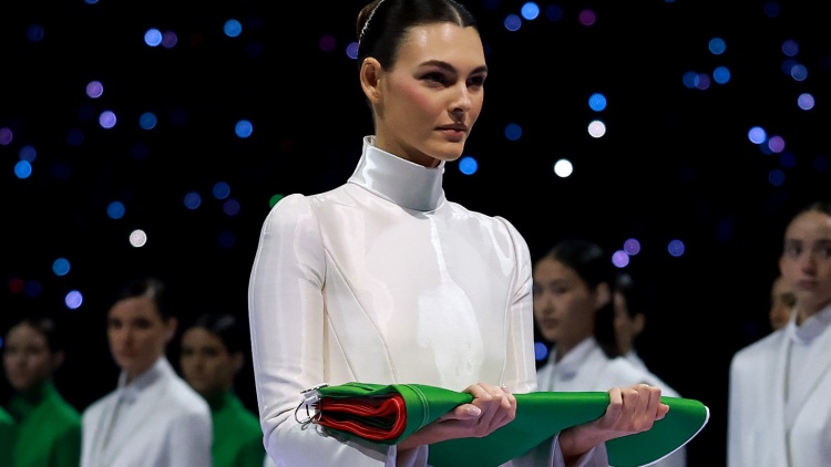 Η σύντροφος του Λεονάρντο ντι Κάπριο κρατά την ιταλική σημαία στην τελετή έναρξης των Χειμερινών Ολυμπιακών Αγώνων 2026