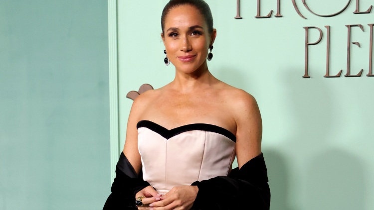 H Mέγκαν Μαρκλ στο γκαλά του Fifteen Percent Pledge με custom δημιουργία Harbison Studio
