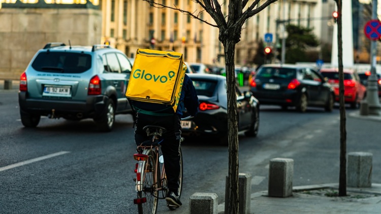 Υπό δικαστικό έλεγχο ζητείται να τεθεί η Glovo στην Ιταλία για συνθήκες εργασιακής εκμετάλλευσης