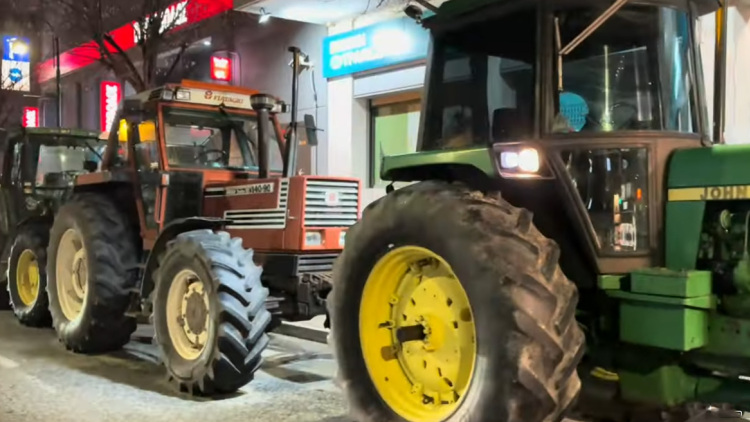 Συλλαλητήριο και πορεία με τρακτέρ αγροτών στο κέντρο της Λάρισας: Δείτε βίντεο