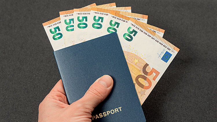 Φάμπρικα στο Αμπού Ντάμπι: Προξενικός υπάλληλος έκανε τις βίζες εμπόρευμα